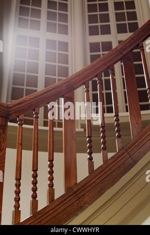 Escaleras de madera. Pasamanos de escalera closeup. - Imagen Fotografía de  stock - Alamy