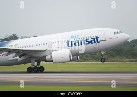 Un Airbus A310 de Air Transat despegando desde el aeropuerto internacional de Manchester (uso Editorial solamente) Foto de stock