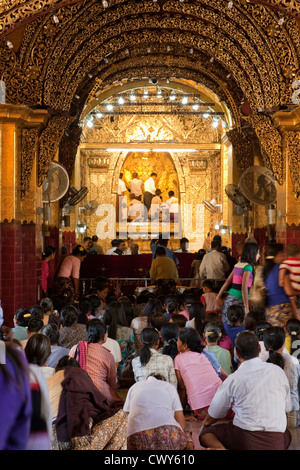 Myanmar, Birmania. Mandalay. Mahamuni templo budista. Buda cubierto con hojas de oro. Foto de stock