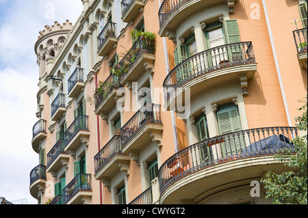 Apartamentos con balcones de hierro forjado y persianas de madera exterior en Barcelona Cataluña España ES Foto de stock