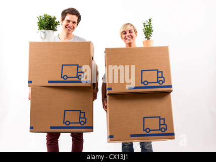 Auszug Symbolfoto umziehen Umzug,,. Junges Paar trägt Umzugskartons und Zimmerpflanze. Pappkarton Umzugskisten aus. Foto de stock