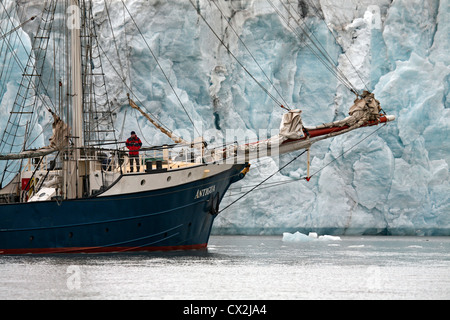 La Tall Ship / barquentine Antigua vela con turistas a lo largo glaciar en Svalbard, Spitsbergen, Noruega Foto de stock