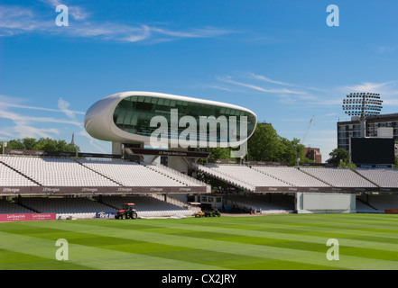 El Centro de Medios del Señor en el campo de cricket Lord's Cricket Ground, St John's Wood, en el norte de Londres diseñado por Jan Kaplický