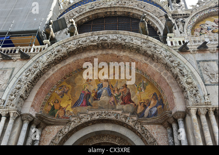 Colorido pintura religiosa, a la Basílica de San Marcos, la Plaza de San Marcos, en Venecia, Italia. Foto de stock