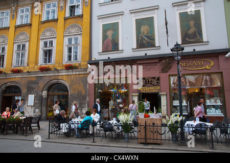 Restaurante terrazas a lo largo de la calle Grodzka ulica junto al camino real de la ciudad de Krakow central región de Malopolska Polonia Europa Foto de stock
