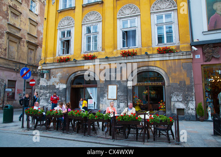 Restaurante terrazas a lo largo de la calle Grodzka ulica junto al camino real de la ciudad de Krakow central región de Malopolska Polonia Europa Foto de stock