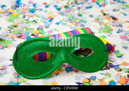 Fiesta de Carnaval. Máscara de colores, serpentinas y confeti sobre fondo  de color rosa brillante, banner Fotografía de stock - Alamy