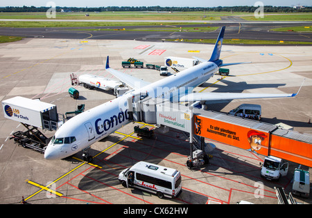 Manejo en tierra de aviones en el Aeropuerto Internacional de Dusseldorf. Alemania, Europa. Foto de stock