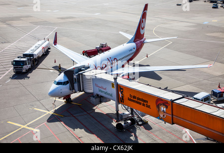 Manejo en tierra de aviones en el Aeropuerto Internacional de Dusseldorf. Alemania, Europa. Foto de stock