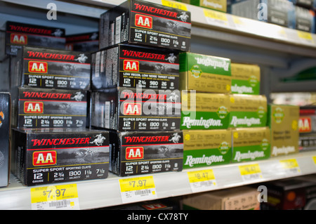 Remington escopeta calibre 12 cajas de Shell, Walmart Descuento Department  Store, EE.UU Fotografía de stock - Alamy