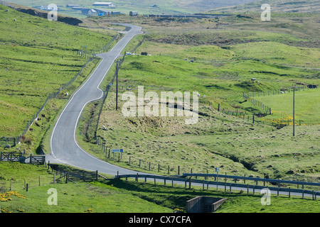 Single Track Road con puntos de Paso Noroeste Peninsular, Islas Shetland, UK LA005684