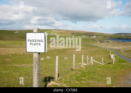Single Track Road con puntos de paso Fetlar, Shetland, UK LA005754