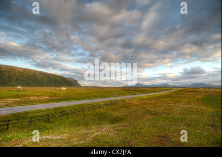 Carretera en la región montañosa del norte de Noruega Foto de stock