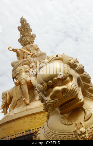 Estatua de Buda de oro en el monte Emei cumbre en china Foto de stock