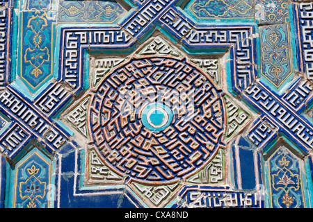 Detalle de los azulejos exteriores, Anónimo mausoleo Shah-i Zinda necrópolis, Samarcanda, Uzbekistán Foto de stock