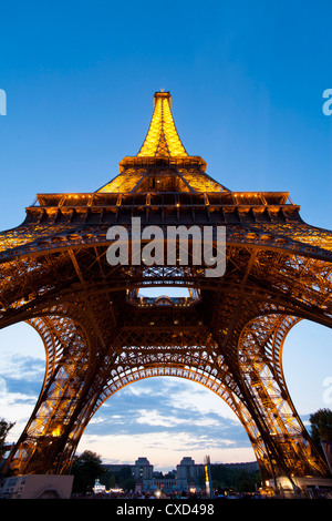 Ver hacia arriba desde debajo de la Torre Eiffel, en París, Francia, Europa