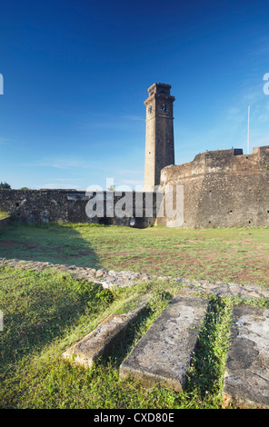 Clocktower dentro de la fortaleza de Galle, patrimonio mundial de la UNESCO, de la provincia meridional de Sri Lanka, Asia Foto de stock