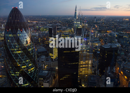 Vistas de Londres desde el piso 40 de la torre Heron City de Londres