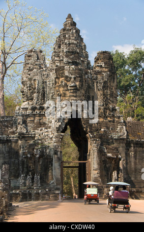 South Gate, Angkor Thom, el parque arqueológico de Angkor, sitio del Patrimonio Mundial de la UNESCO, Siem Reap, Camboya, en Indochina, en el sudeste de Asia Foto de stock