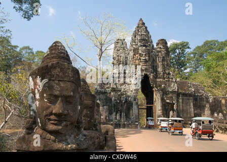 South Gate, Angkor Thom, el parque arqueológico de Angkor, sitio del Patrimonio Mundial de la UNESCO, Siem Reap, Camboya, en Indochina, en el sudeste de Asia Foto de stock