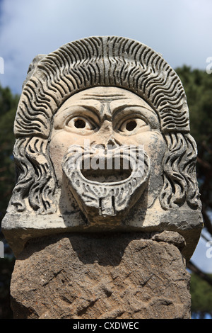 Ornamentada Máscara teatral, Ostia Antica, Roma, Lazio, Italia, Europa Foto de stock