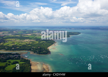 Vista aérea de yates competiendo en Cowes Semana sobre el Solent, la Isla de Wight, Inglaterra, Reino Unido, Europa Foto de stock
