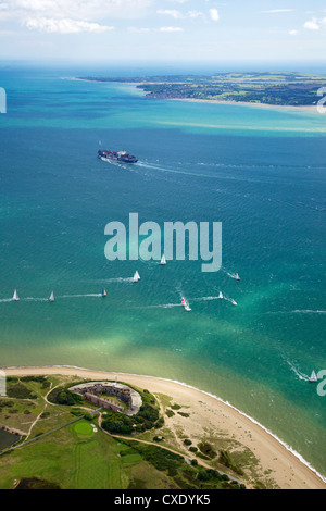 Vista aérea de yates competiendo en Cowes Semana sobre el Solent, la Isla de Wight, Inglaterra, Reino Unido, Europa Foto de stock