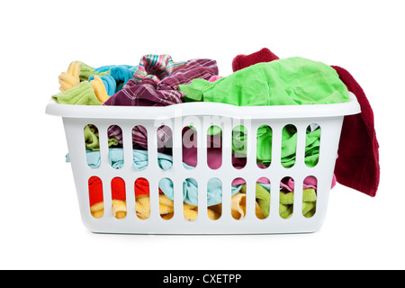 Cesta con ropa sucia sobre fondo blanco Fotografía de stock - Alamy