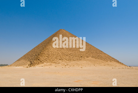 Pirámide roja en Dahshur, Cairo, Egipto Foto de stock