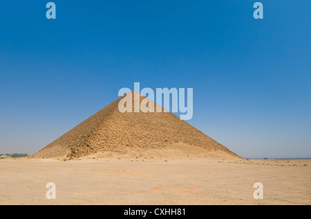 Pirámide roja en Dahshur, Cairo, Egipto Foto de stock