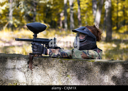 Jugador de Paintball con ropa de camuflaje shooting oponente de cubierta  durante un torneo de paintball Fotografía de stock - Alamy