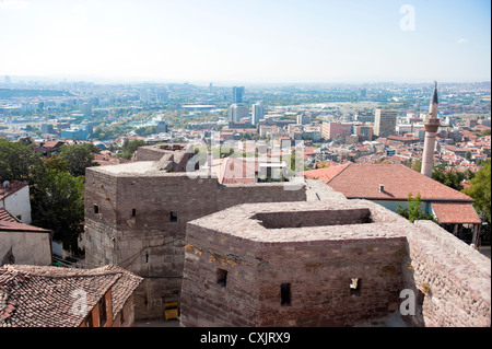 La vista de los modernos Ankara desde la ciudadela, coronando la capital de Turquía en el medio de su viejo corazón Foto de stock