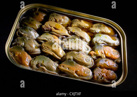 Los mejillones ahumados en aceite vegetal sobre un fondo negro Fotografía  de stock - Alamy