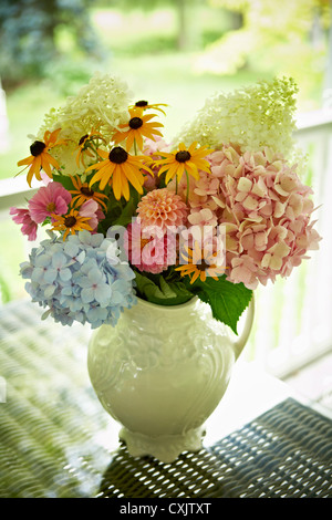 Flores frescas en un jarrón, Bradford, Ontario, Canadá