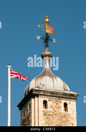 St Thomas's Tower y Union Jack, Londres, Inglaterra, Reino Unido. Foto de stock