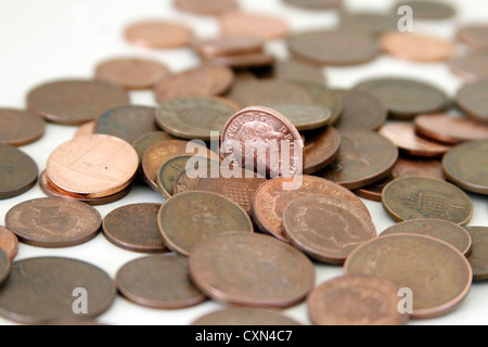 Moneda de 1 céntimo brillante entre otras monedas de cobre en el REINO UNIDO