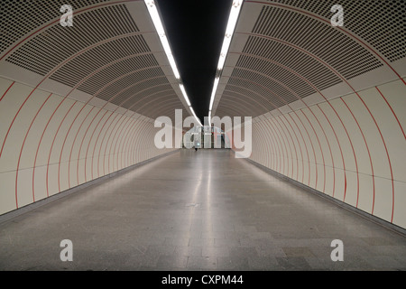 Un largo túnel como la sección (que conduce a una salida) de la estación de metro/metro Westbahnhof en Viena (Wien), Austria. Foto de stock