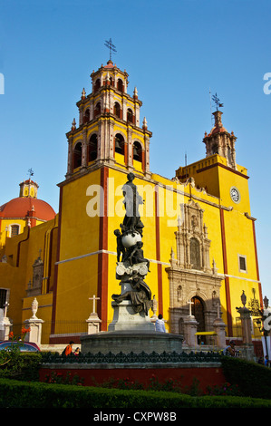 Basílica de Nuestra Señora de Guanajuato desde la Plaza de la Pax Foto de stock