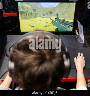 Adolescente jugando Counter Strike, un juego de ordenador, la expo internacional de informática CeBIT de Hannover, Baja Sajonia, Alemania, Europa