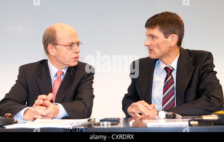 Nikolaus von Bomhard, izquierda, Gerente General de la aseguradora Munich Re, y Joerg Schneider, derecho, Chief Financial Officer, durante Foto de stock