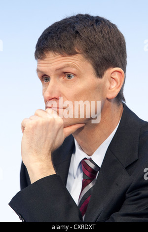 Joerg Schneider, director financiero de la aseguradora Munich Re, durante la conferencia de prensa sobre los estados financieros Foto de stock