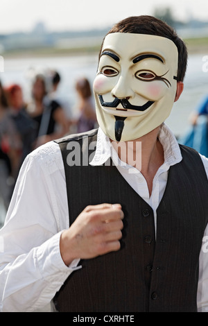 Hombre vestido con un 'anónimo' o 'la máscara de Guy Fawkes, Dusseldorf, Renania del Norte-Westfalia, Alemania, Europa Foto de stock