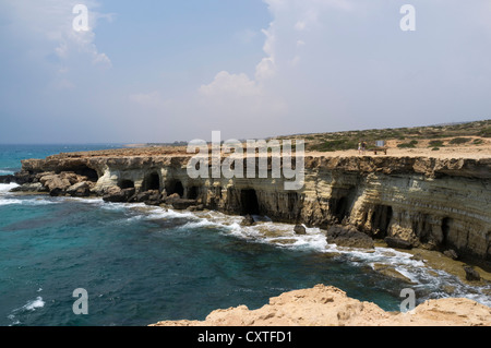 Dh Cape Greco, el parque nacional de CAPE GREKO Chipre turistas cuevas del mar cerca de Ayia Napa zona rocosa costa sur cueva Foto de stock
