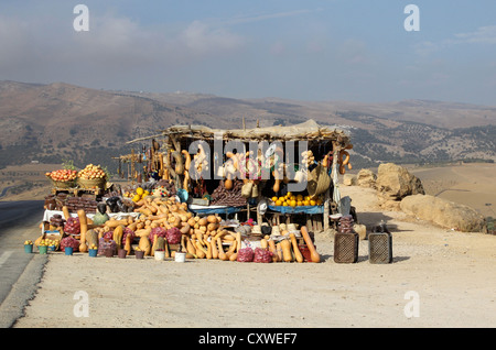 Calabaza y verduras en la carretera de calado con las montañas del Rif en Marruecos en el fondo Foto de stock