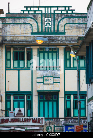 Antigua casa con pasado decrépito Muro en Chennai, India, la calle de compras Foto de stock