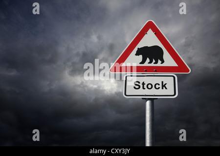 Signo de la calle, el pictograma de un oso etiquetados Stock en frente de nubes de tormenta, imagen simbólica para que la caída de las cotizaciones bursátiles Foto de stock