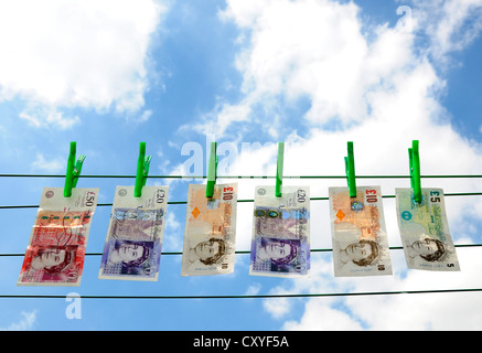 Banco Británico notas colgando de una línea de lavado. Foto de stock