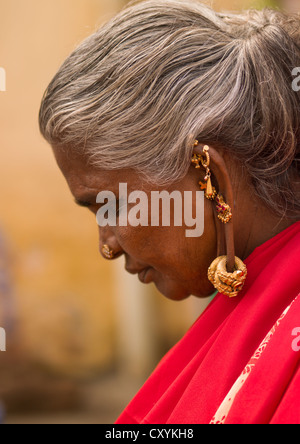 Mujer hindú con pendientes y anillos colgados en sus orejas, Fotografía de stock - Alamy