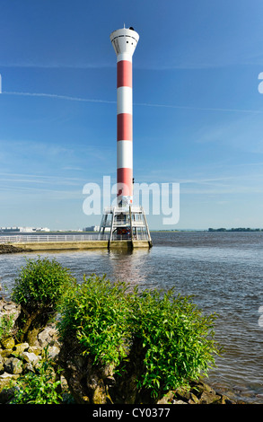 Faro en la orilla del río Elba, el barrio Blankenese, Hamburgo Foto de stock