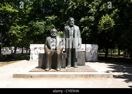 Marx-Engels-Denkmal monument, el distrito Mitte, Berlin Foto de stock